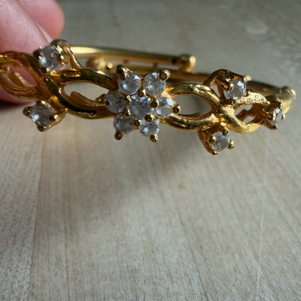 Elegant Gold Bracelet with Crystal Accents - Picture 4 of 4
